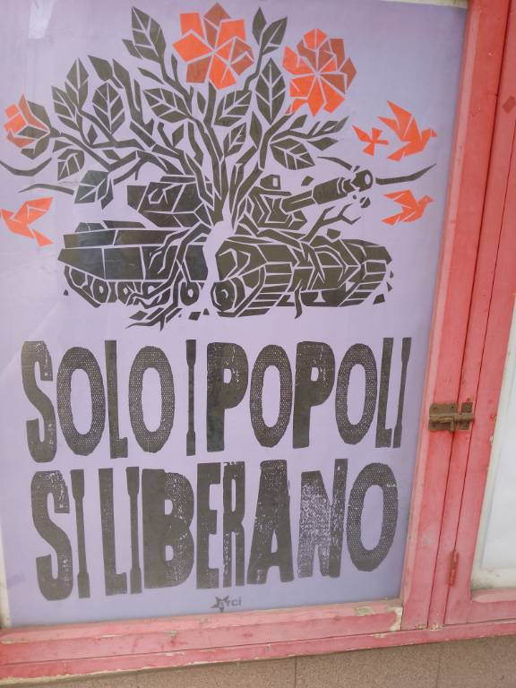 Poster on a wall in Fiesole reading &ldquo;Solo i popoli si liberano&rdquo;